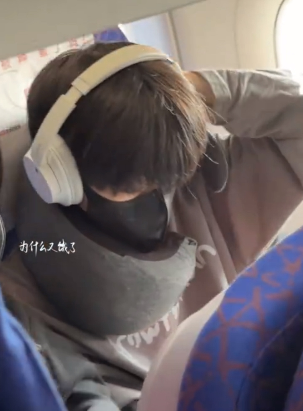 卧槽我感觉到了前所未有的…如果不联系前因后果不知道他这是在尴尬挠头的情况下…爸爸