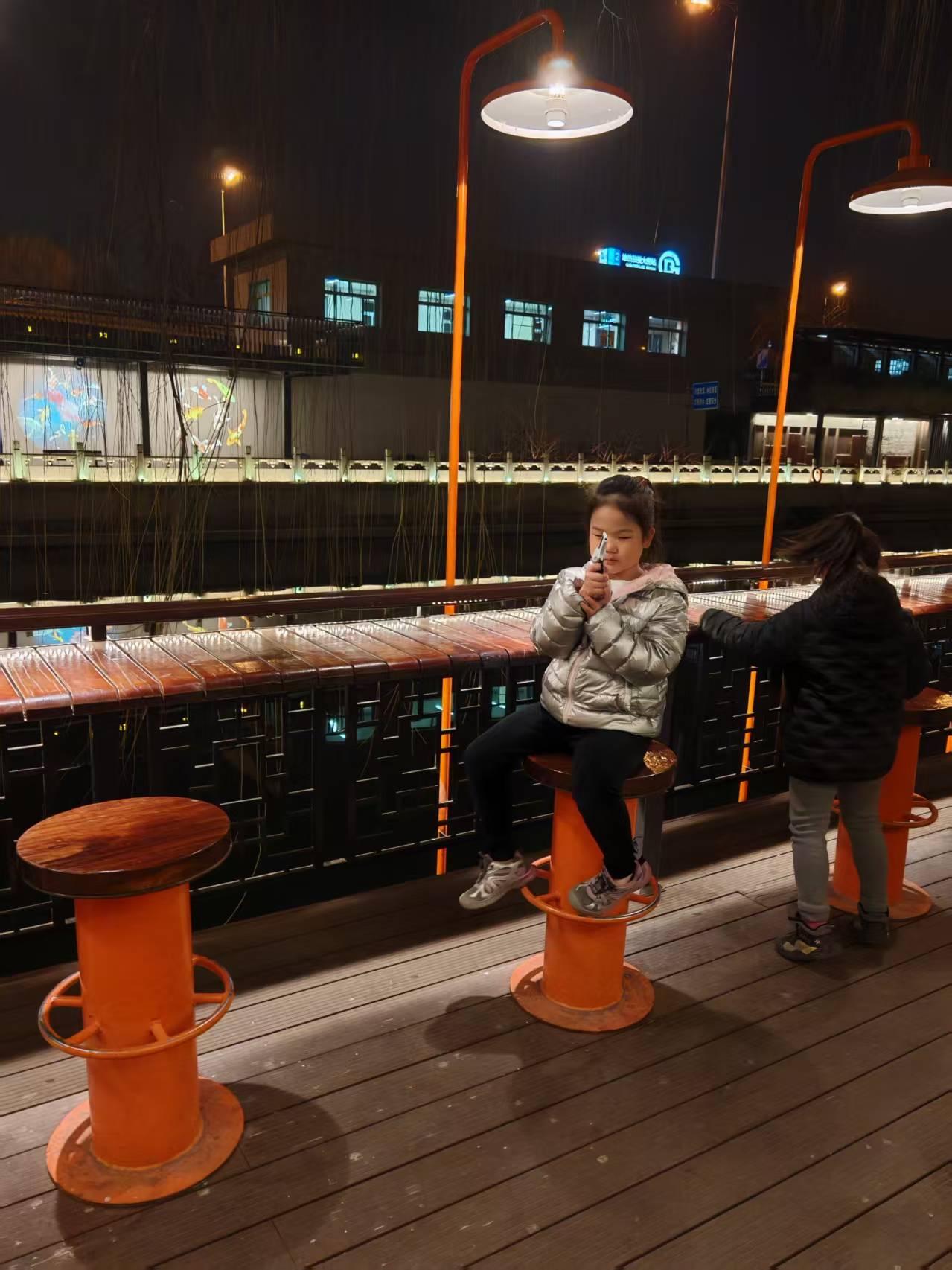 夜晚的鼓楼大街这边的护城河被灯光照耀着特别美，吃完饭带着孩子们一起玩特别开心。