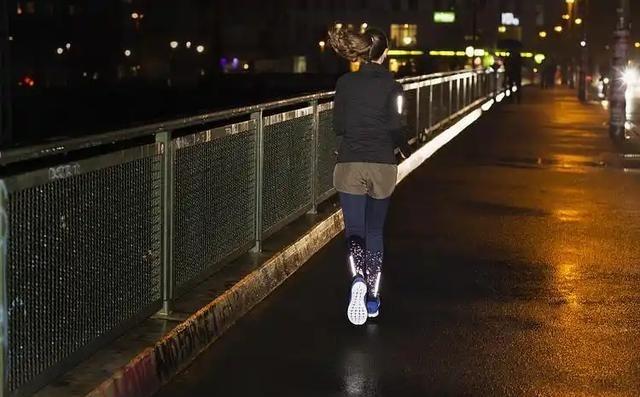 天气一热，夜晚成了许多人放松的时刻。可对于心衰患者来说，夜晚却可能暗藏风险。很多