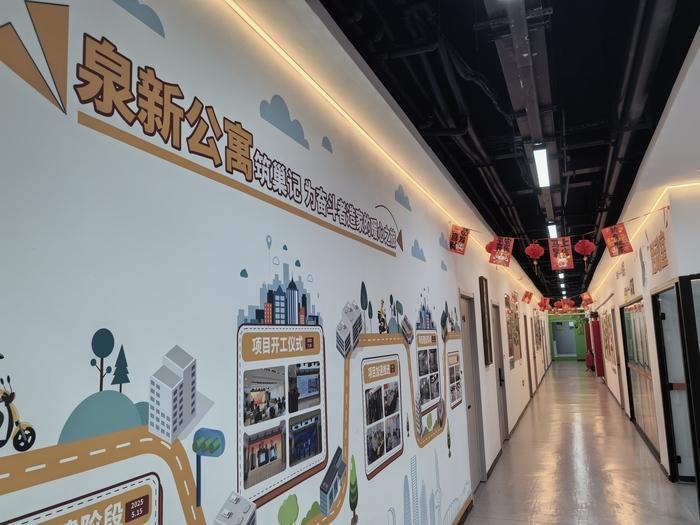 大红灯笼，福字春联，脸上的笑容……3月2日，记者走进济南市天桥区北园街道黄桥社区