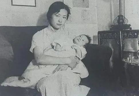 1906年，林徽因2岁时，生母何雪媛一不小心，亲手摔死了刚出生的儿子。此后她被林