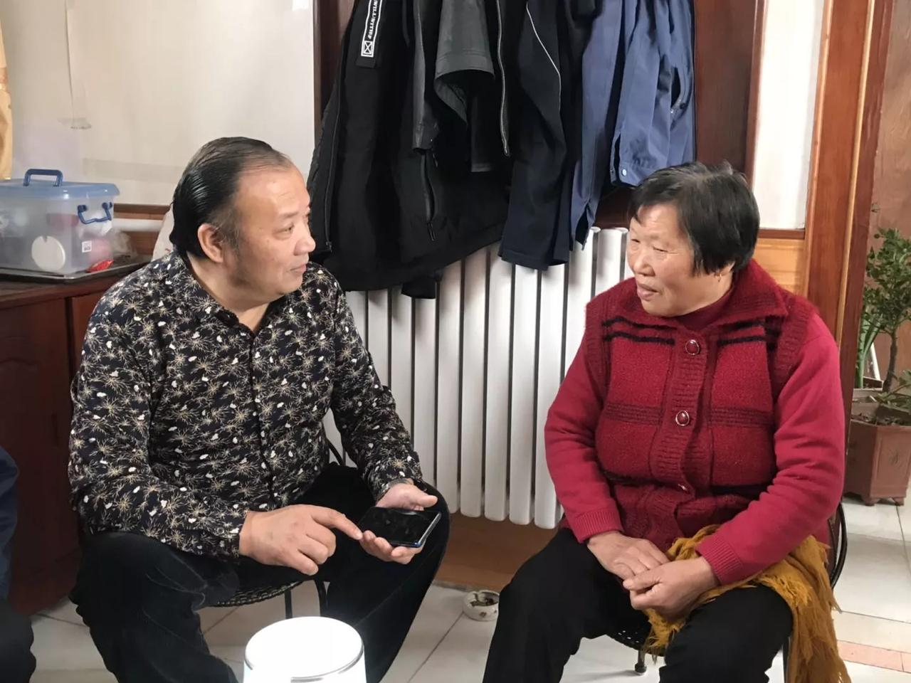 王铎：与即墨民间艺人在一起
朋友们，这是我几年前，到即墨民间柳腔艺人家里去采风的