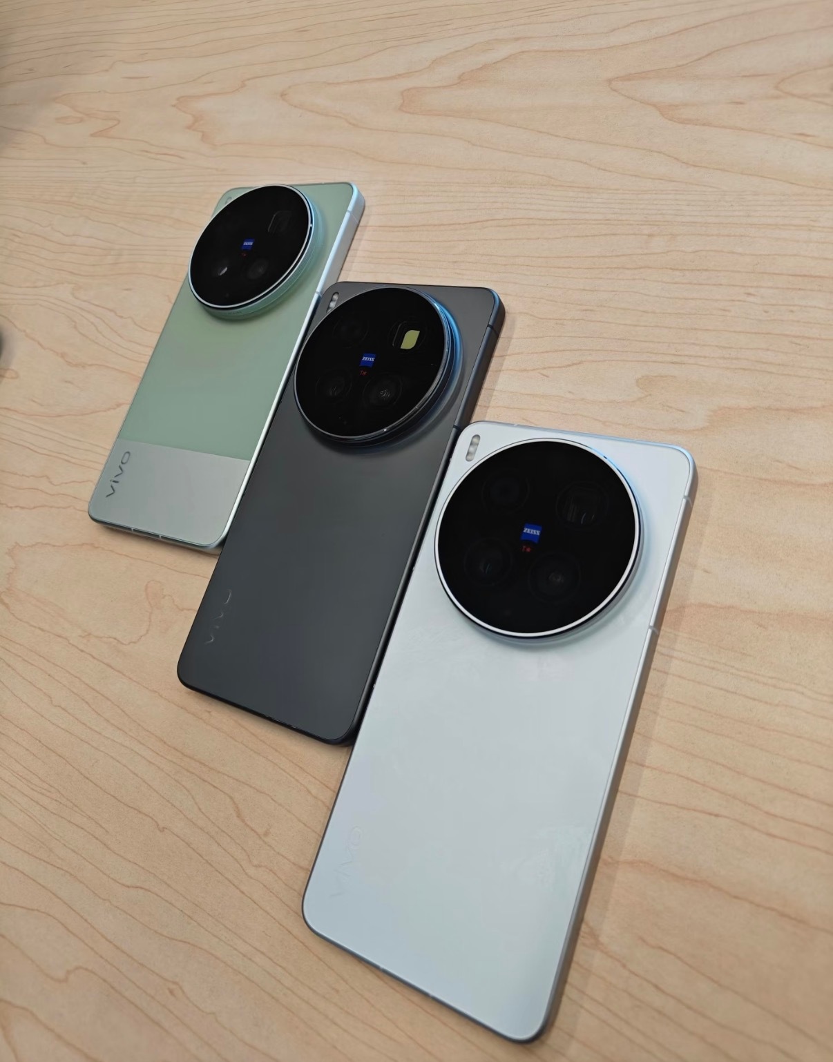 vivo X300 Ultra真机曝光，还有全青色三款颜色，你们喜欢哪款？