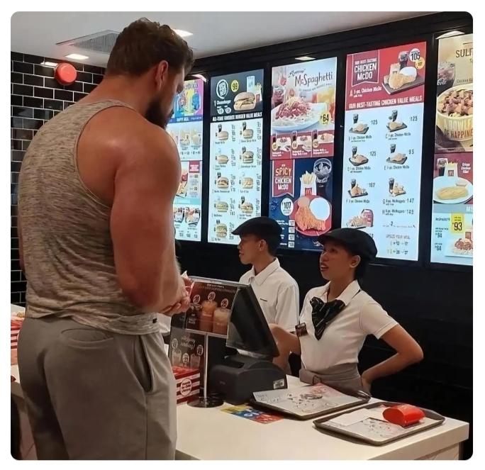 荷兰男性的平均身高为1.85米，女性为1.72米。而菲律宾男性的平均身高为1.6