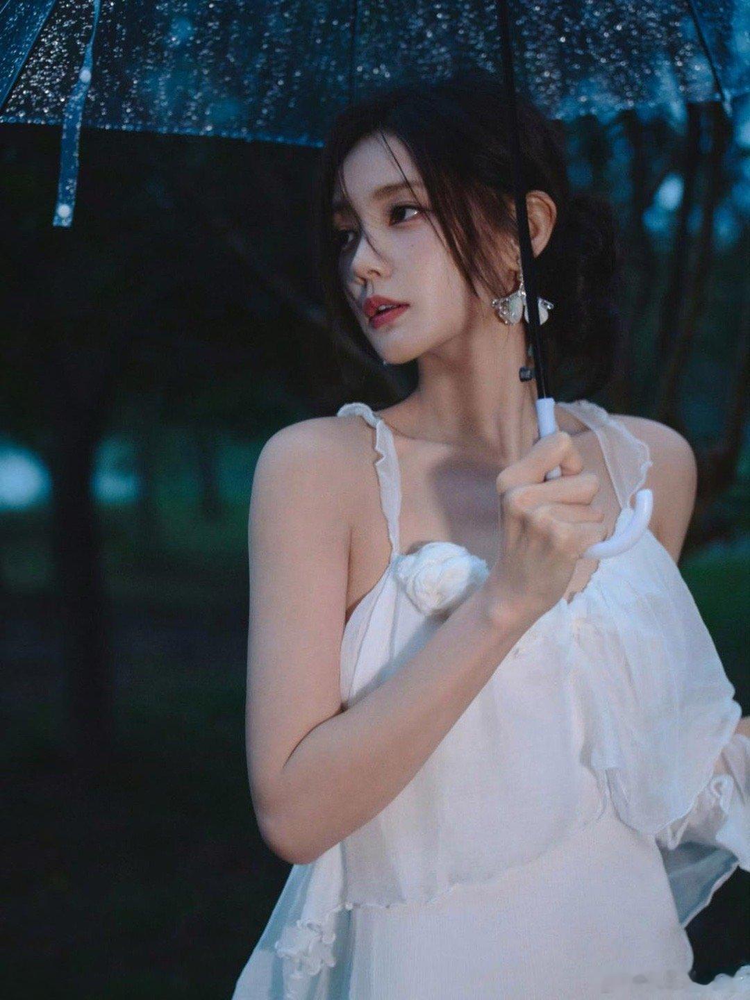 李一桐送房求李荣浩给自己写歌娱乐圈双璧之一的笑眼女神李一桐向李荣浩提出：“若你为