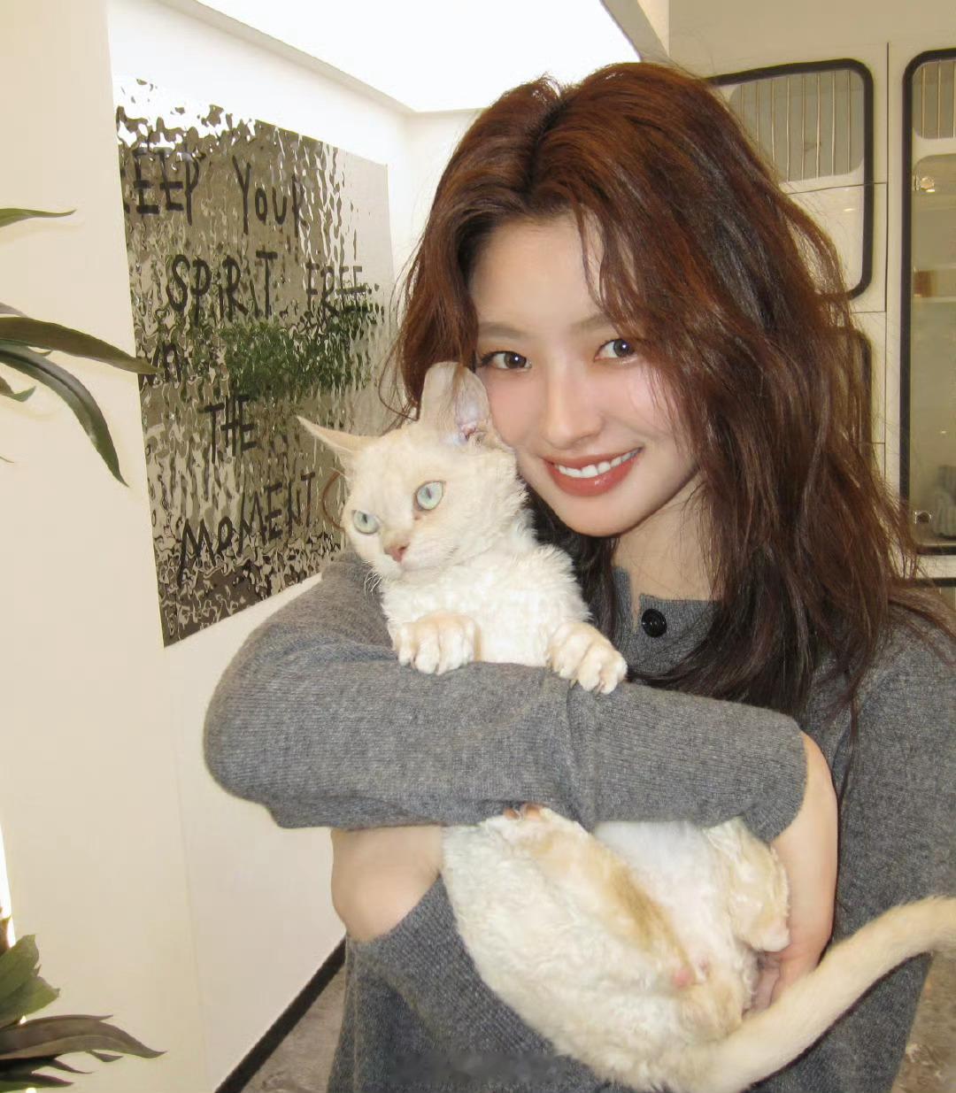 好想当五千怀里的猫猫～我也想要温柔姐姐抱！五千有人说你长得像可爱的小猫咪吗？[舔