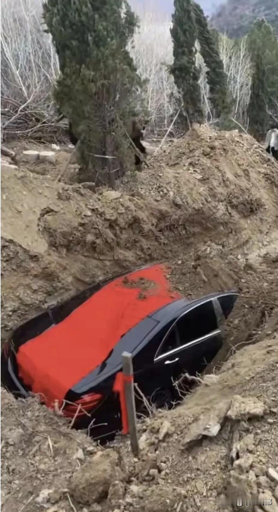 天下奇闻！辽宁辽阳有人用真“奔驰”作陪葬品被埋入墓地，令人十分惊讶！
    哎
