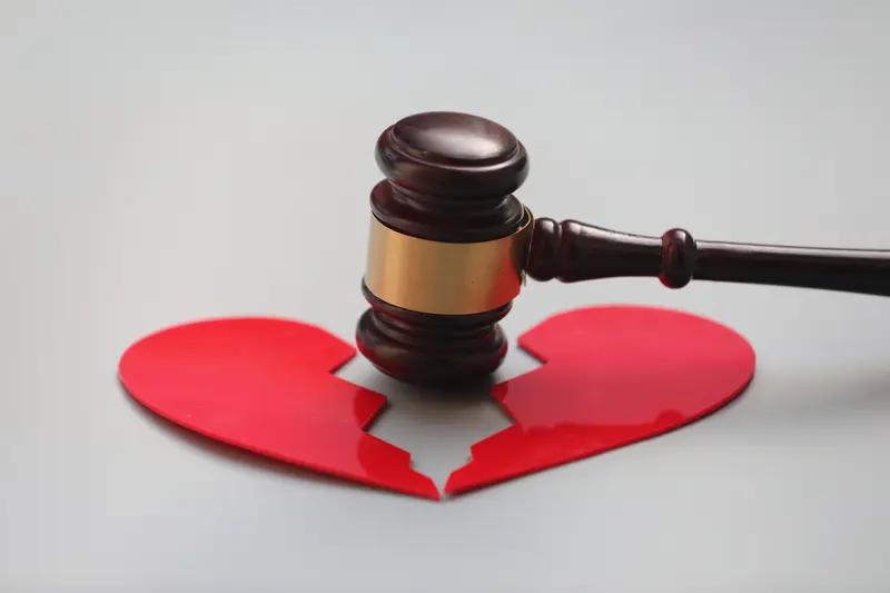 父母索赔女方30万
男子因备婚分歧被女友提出分手次日自杀，其父母索赔30万遭法院