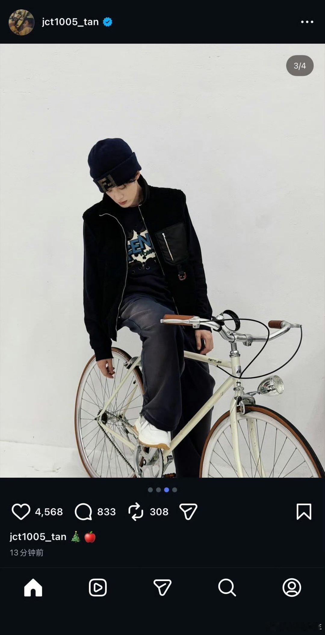 檀健次圣诞营业照 圣诞快乐+的双重惊喜！檀健次的营业照满是冬日暖意，清透气质与节