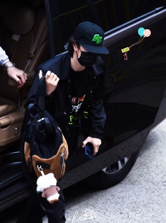 王一博走哪都挂着小嗷王一博和他的专属搭子小嗷也太甜了！最近两天形影不离，换着花样