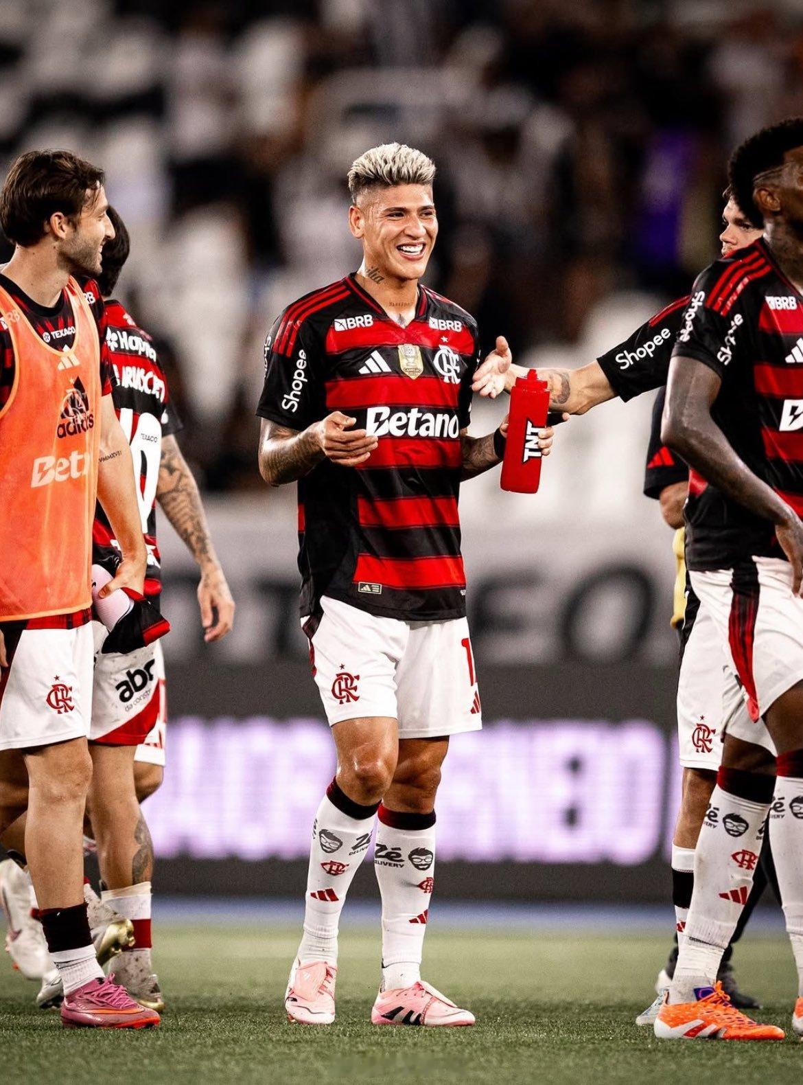 河床[超话]河床[超话]🎩🇨🇴 河床前球员卡拉斯卡尔在南美解放者杯半决赛首