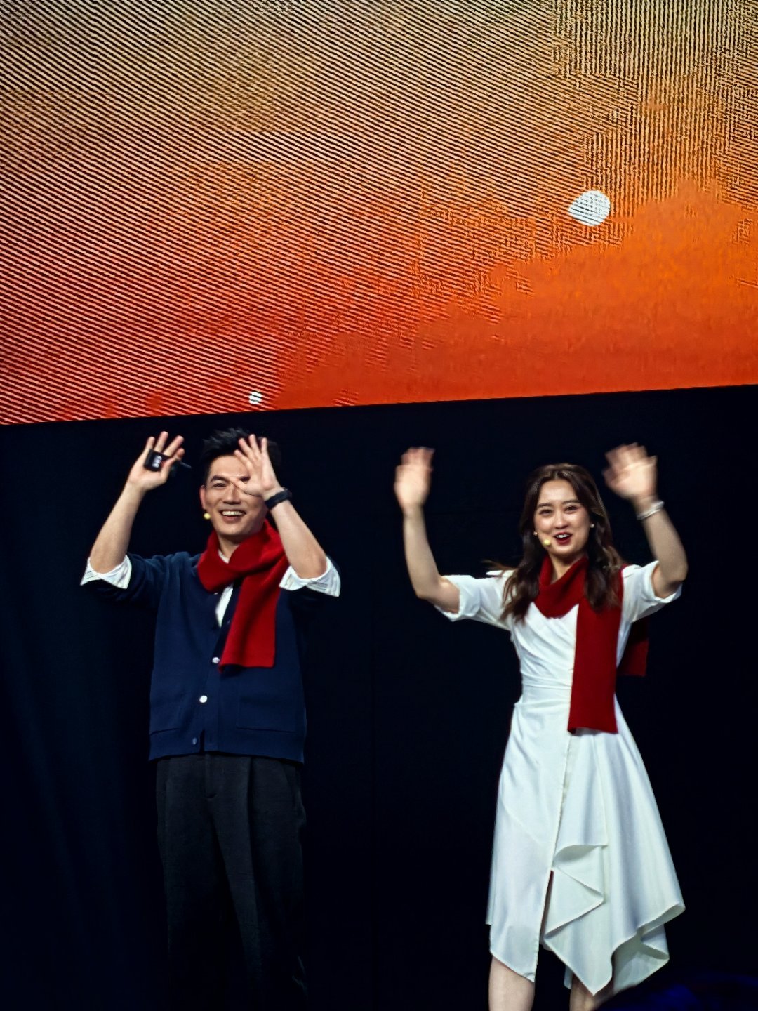 今天荣耀发布会，最后这段，真的好像结婚一样，哈哈哈哈哈哈最后还有室内下雪，有点意