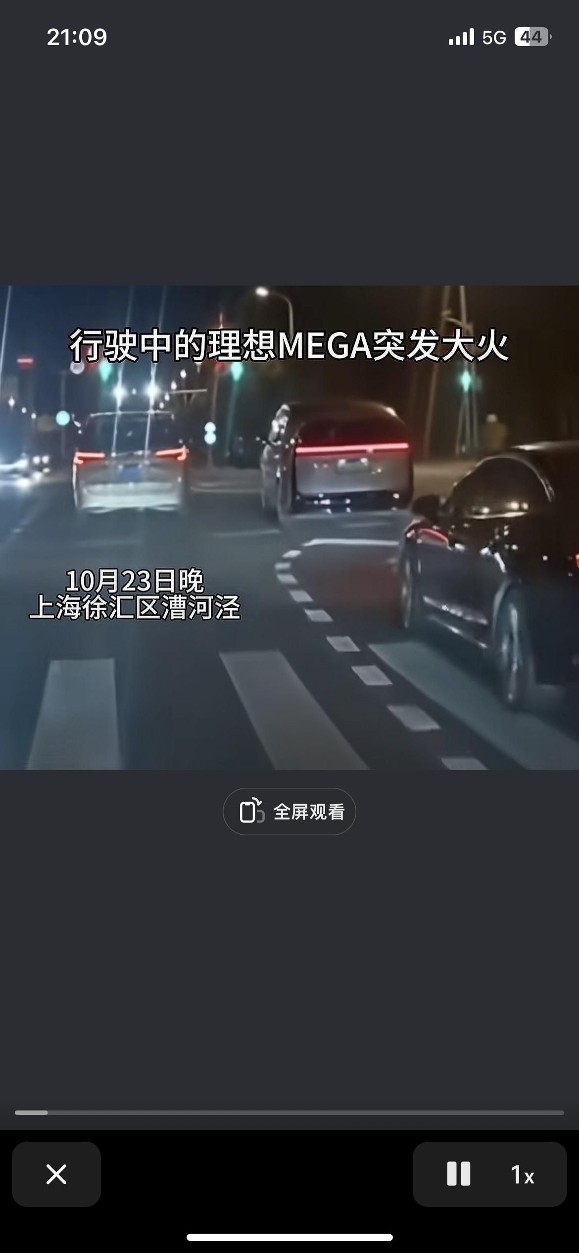 这辆车正常行驶时突然底盘响起爆炸声，随后燃起大火，将车辆包围，前后给司机和乘客逃