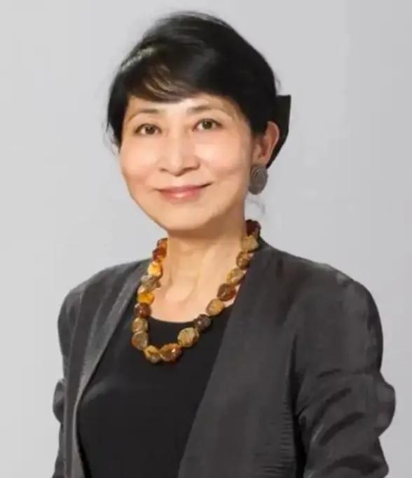 她当选香港立法会议员后突然“变脸”，不但拒绝唱国歌、拒绝使用中文在议会中发言，公