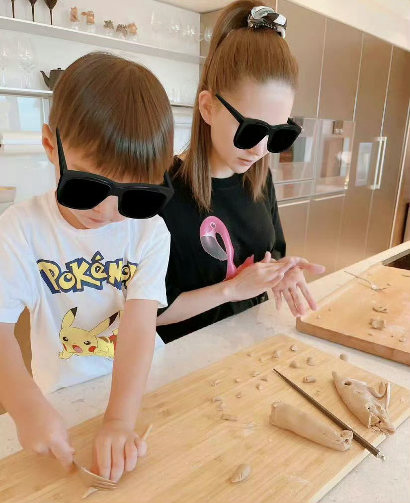 心灵手巧的昆凌，正在动手给孩子们做美食