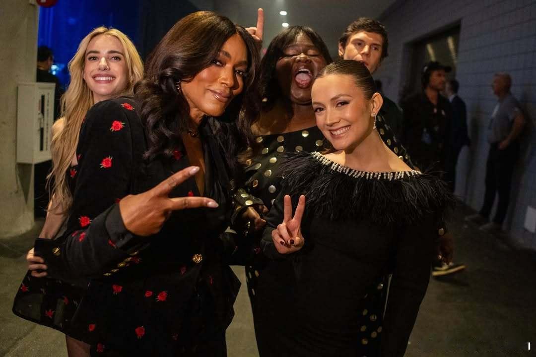 更多Emma Roberts艾玛罗伯茨昨天在纽约出席Disney Upfront