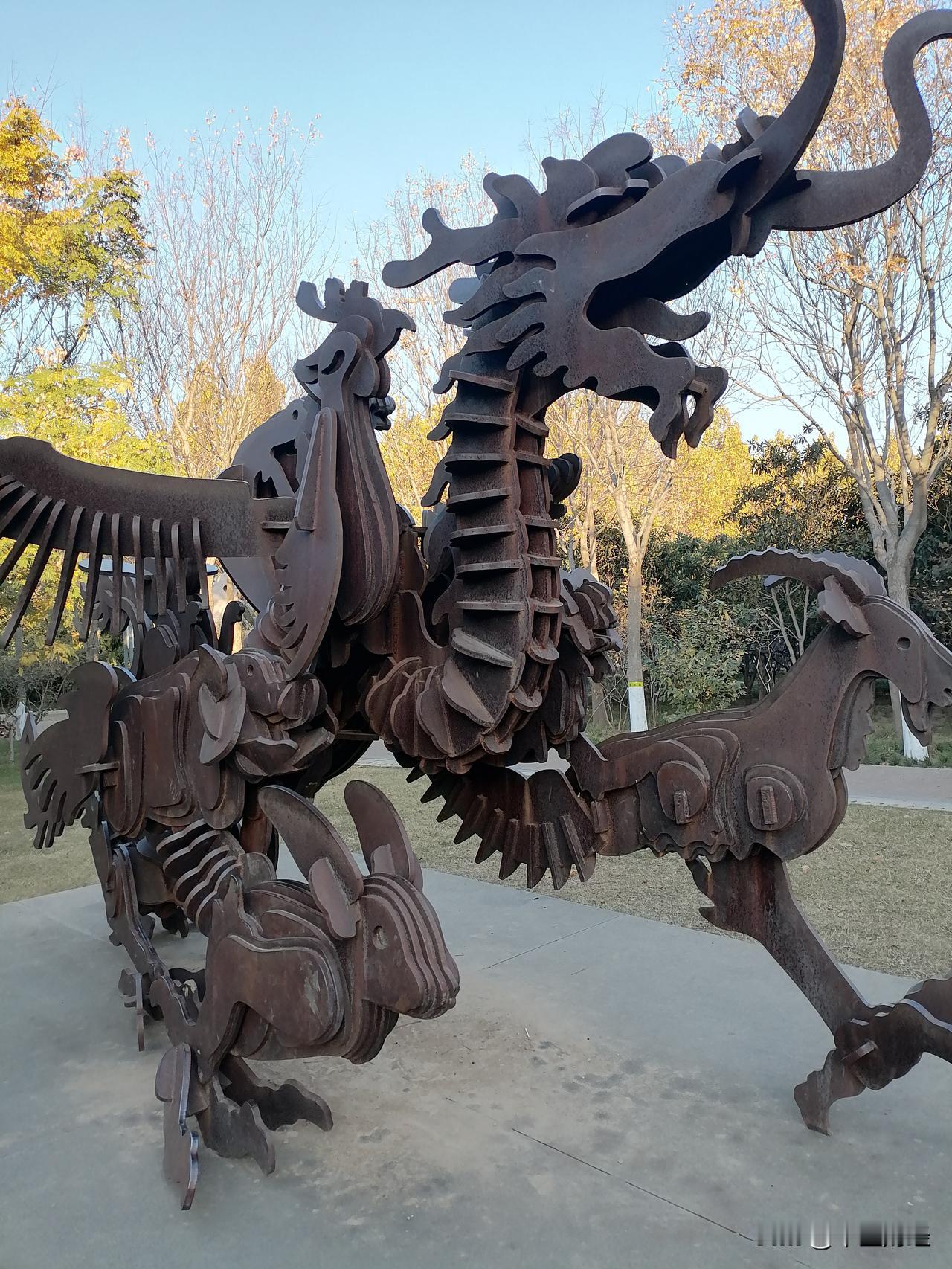 【奇怪，没有牛！】太奇怪了，这是12生肖的一个组合雕塑，但是如果你仔细地寻找寻找