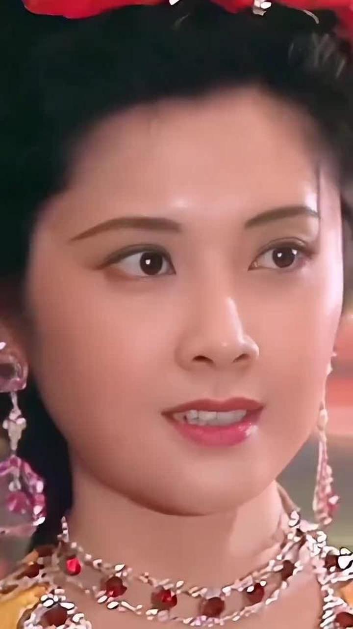 "停！重来！"1985年，《西游记》片场杨洁导演在女儿国片场摔本发火，朱琳身着轻
