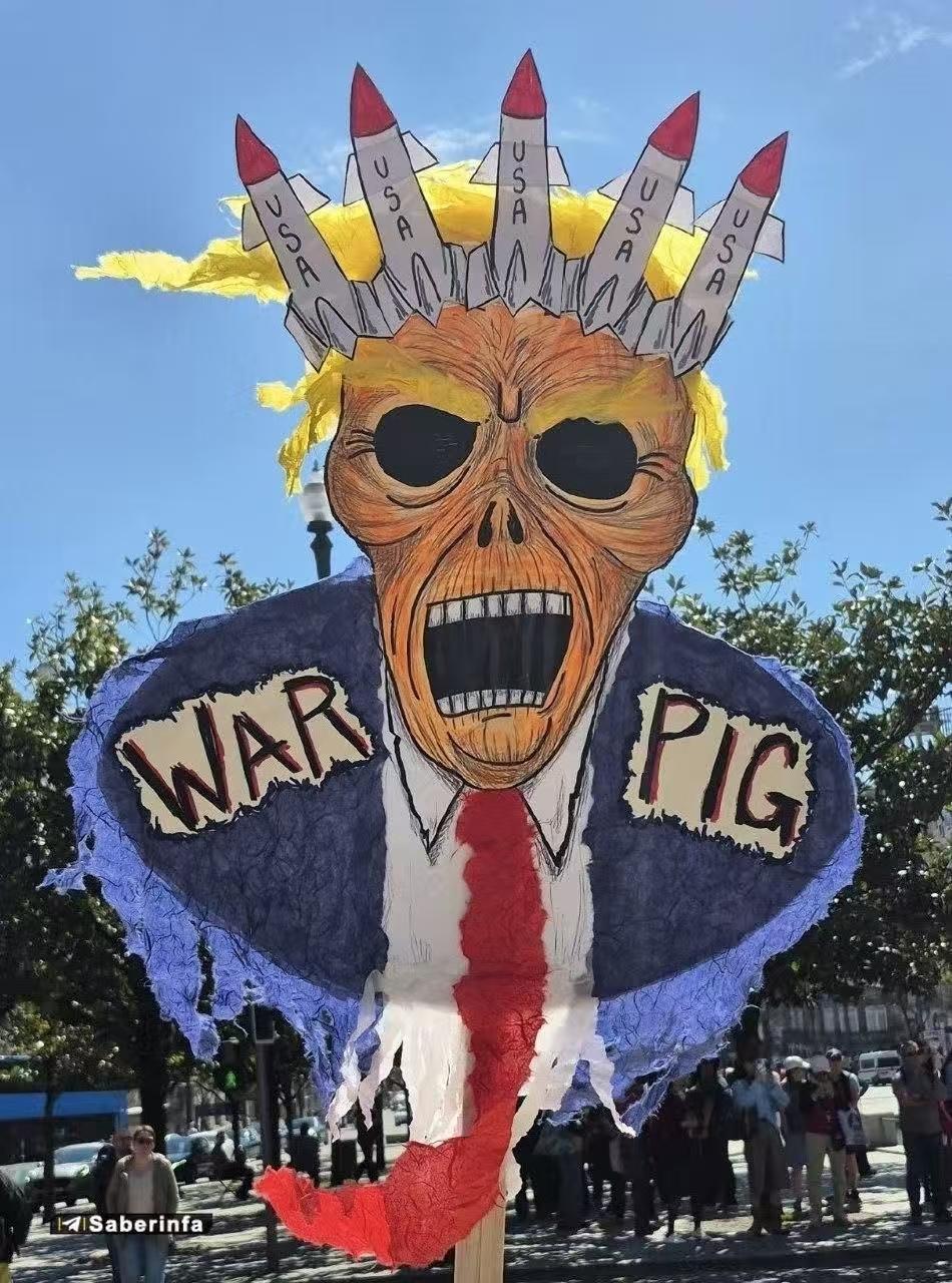 美国 900 万人走上街头，
高呼“不要国王”，
反对移民政策和对伊打击。
美以