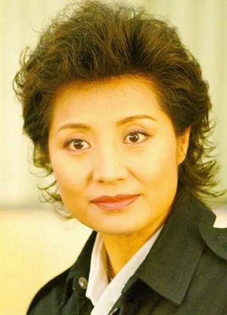 当红女演员巅峰期突然消失，不拍戏不捞金，反手租下医院旧楼摆满病床，专门收治避之不