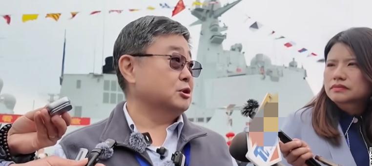 今天是人民海军成立77周年，台湾地区的小舰长吕礼诗在山东青岛登上了052D导弹驱