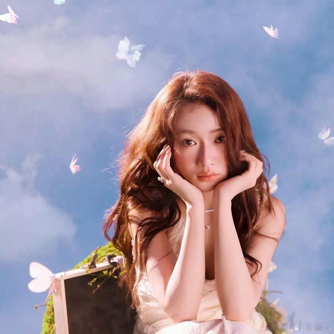 别看吴谨言最近安排了很多工作，可她依旧还会抽出时间进行演艺方面的学习。说真的，业