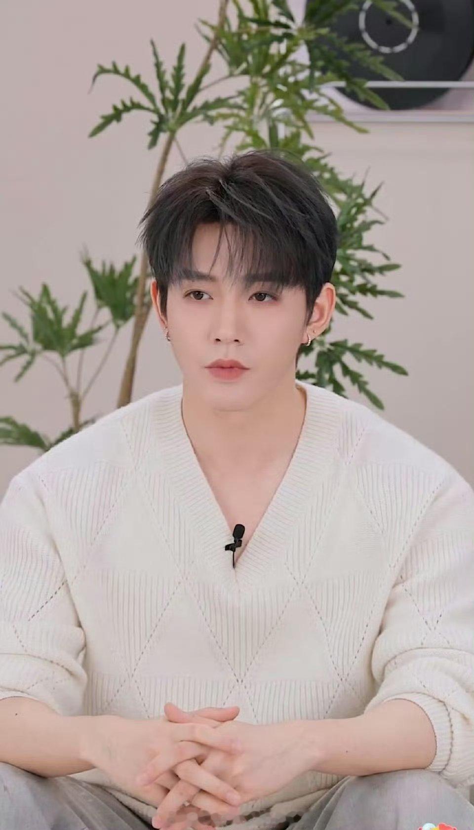 邓为品牌直播截图，温柔又帅气！！ 昨天好好啊！ 