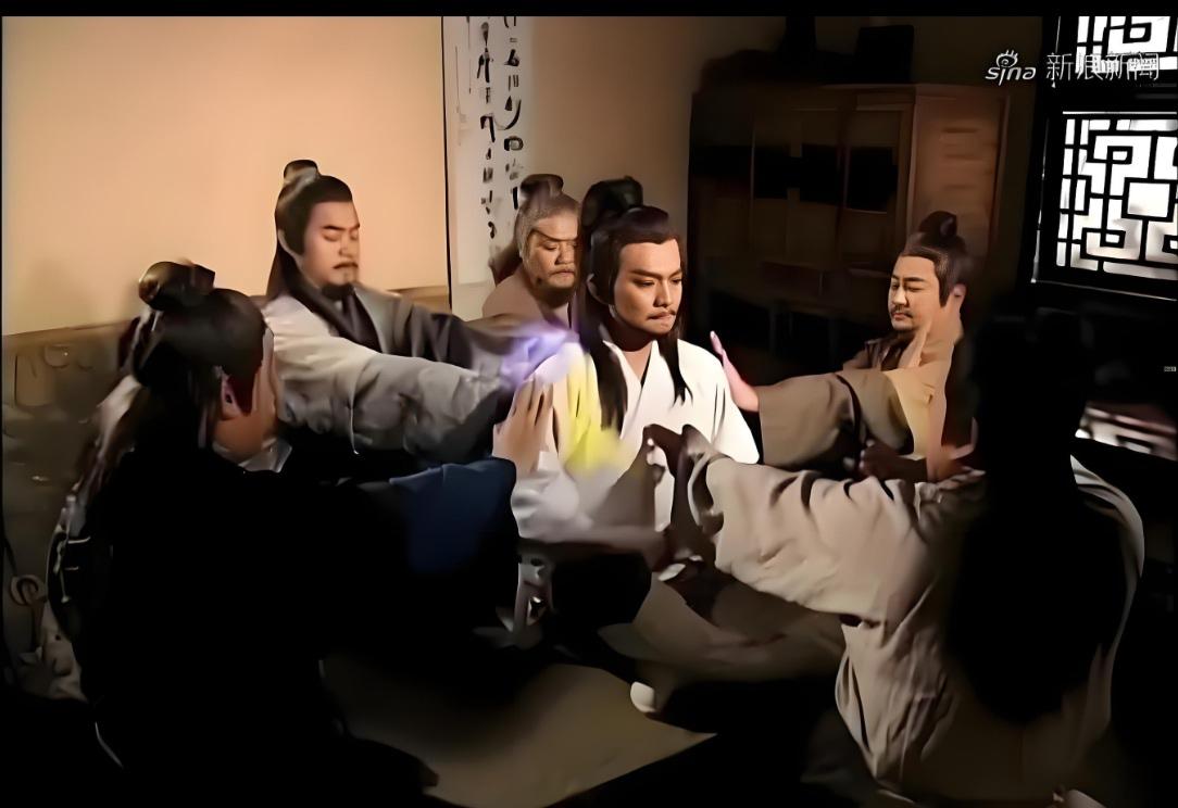 乔峰被武林高手围着！老特被牧师围着！架势都一样，都是透过手掌，武林高手传的是内力