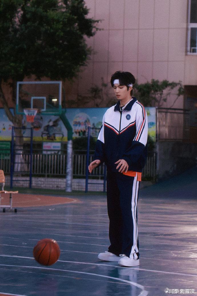 刘耀文你幼师资格证掉出来了刘耀文幼师证直接焊死在身上,宇宙闪烁请注意俩魔童降世黄