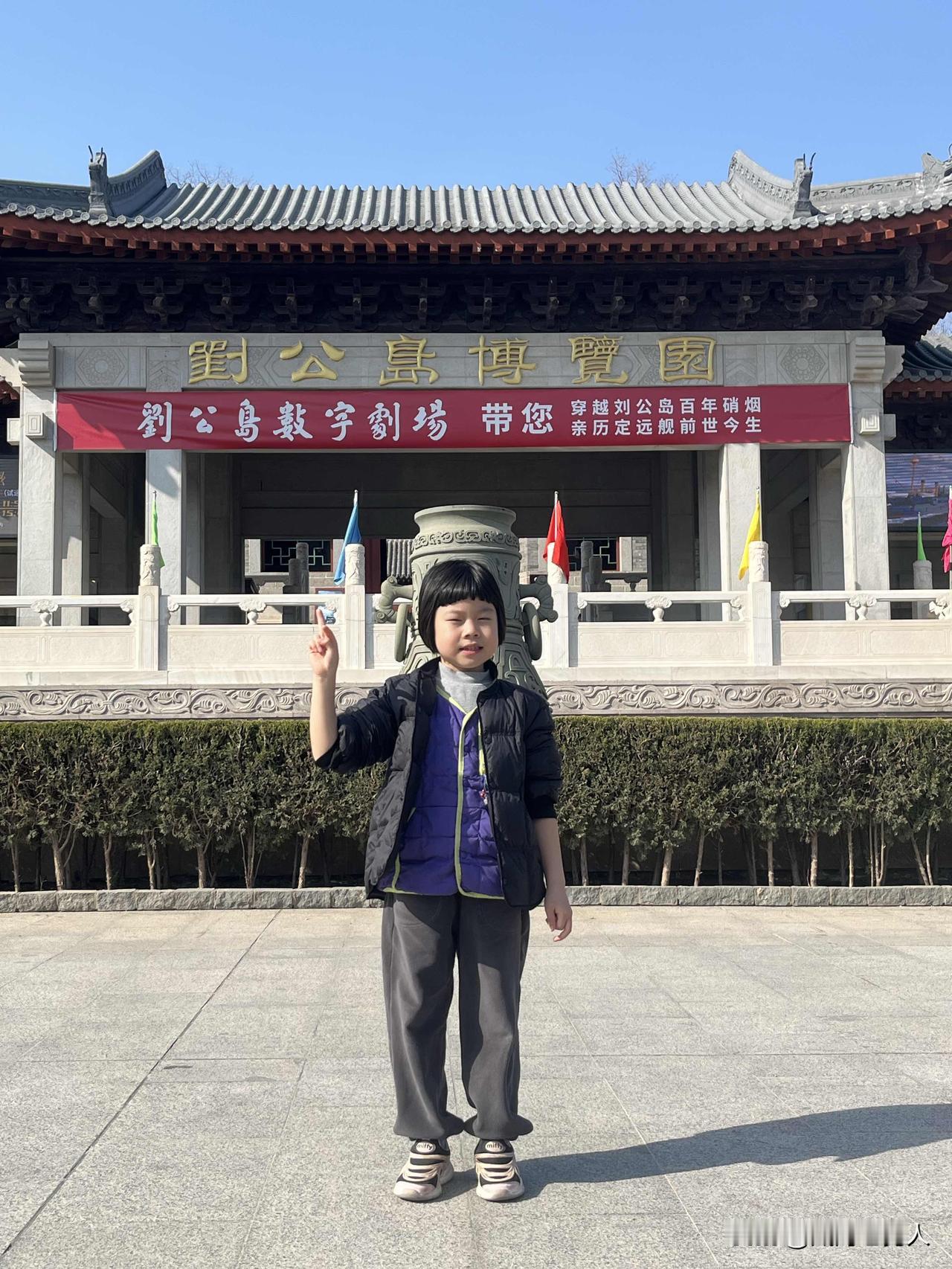 女儿出生的时候，不知道是谁说的五行缺火，于是起名：晓彤。
结果火大了，从小到大 