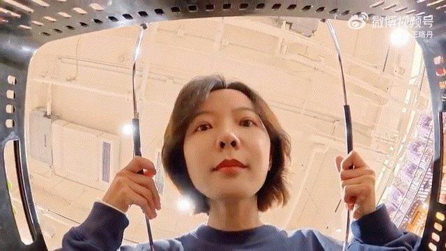 王珞丹七夕vlog会冒泡 王珞丹的七夕vlog就像一阵清风，吹走了所有的烦恼。她