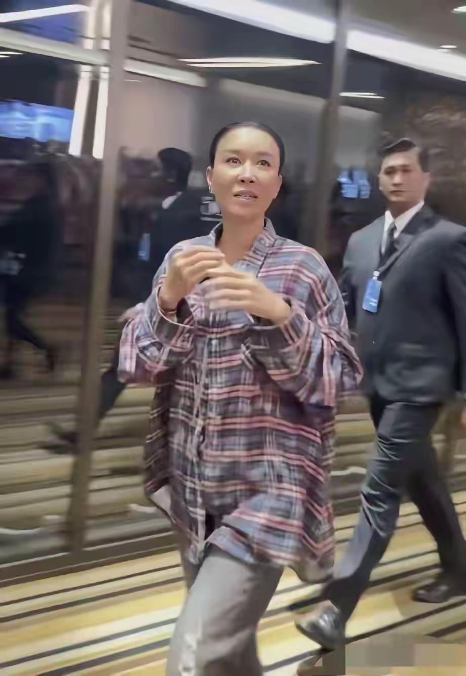 她怎么大变模样了，身材臃肿，颜值拉胯，穿着朴素的衣服，就像是农村妇女似的
你们认