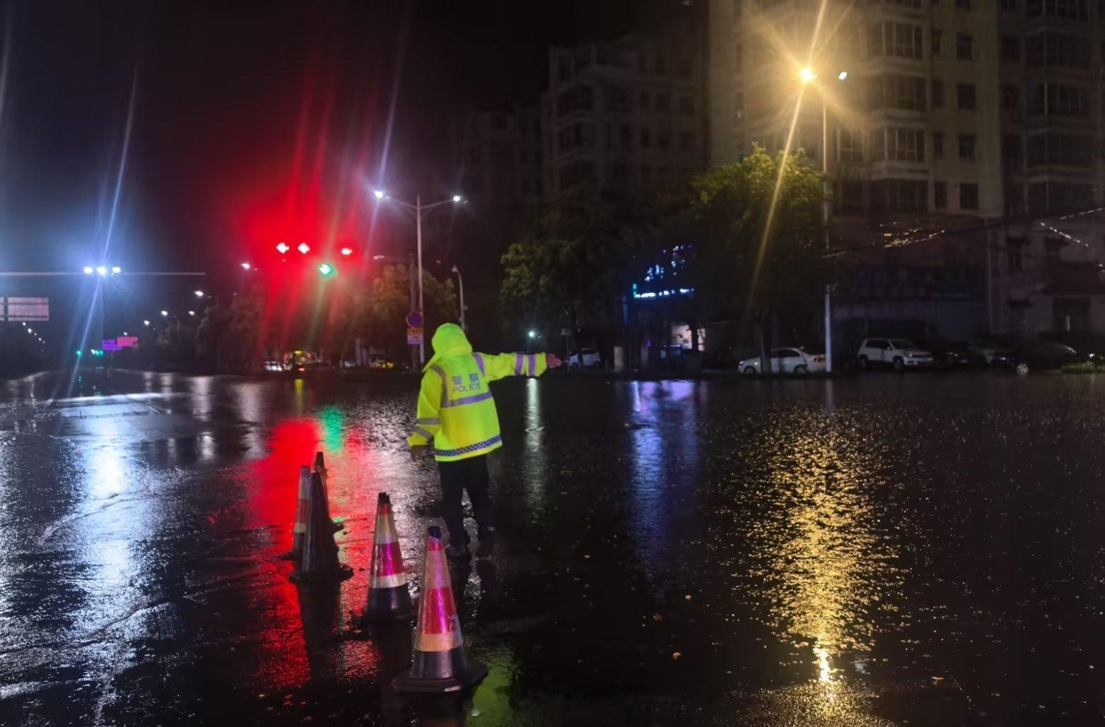 河南这波雨要下到月底了7月29日晚，大雨，禹州街头这抹橘黄成了一道最靓丽的顶天立