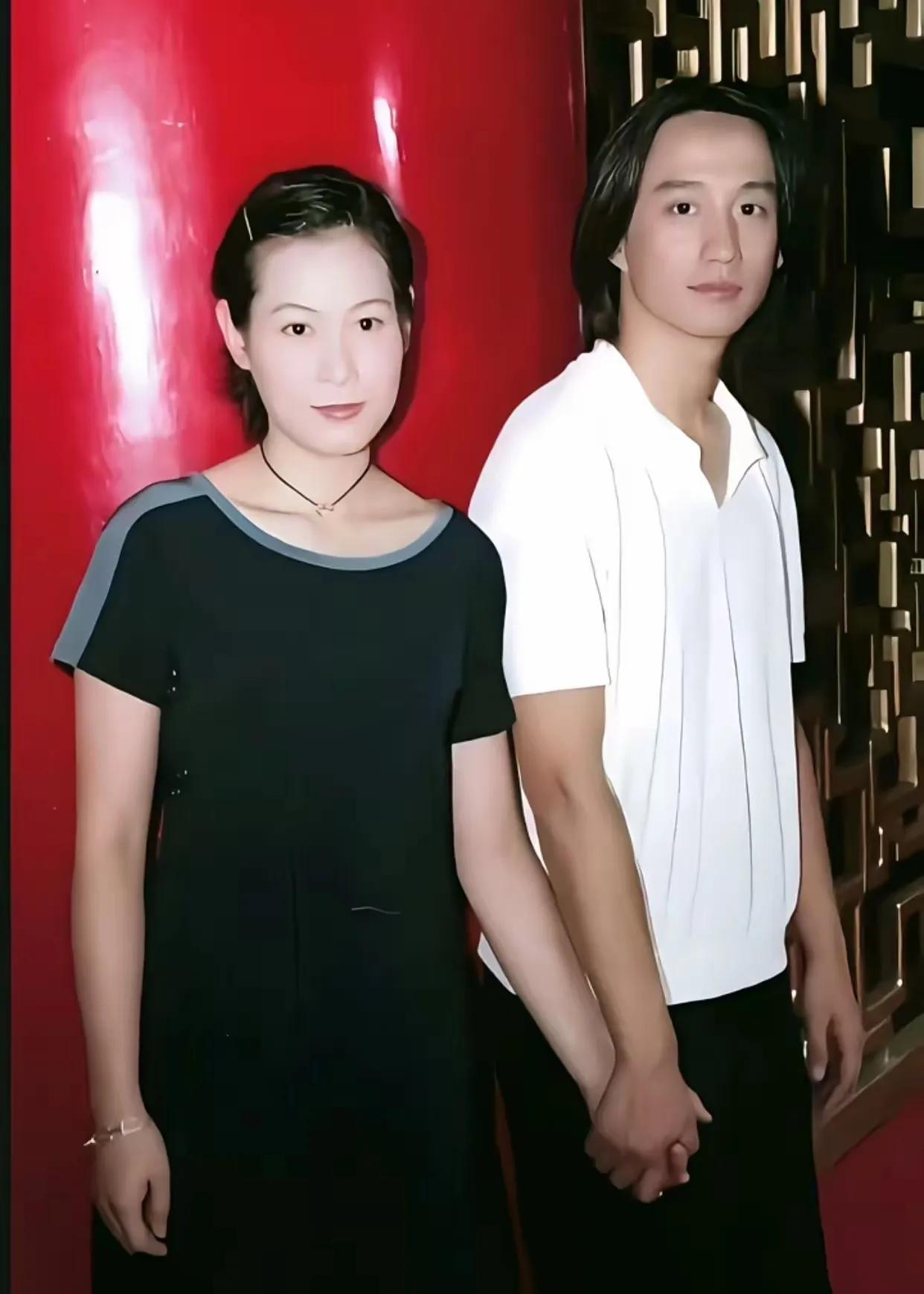 刘若英牵着手的这个男人还行啊，她为啥不高兴呢？可能是为了维护自己的明星形象，不能