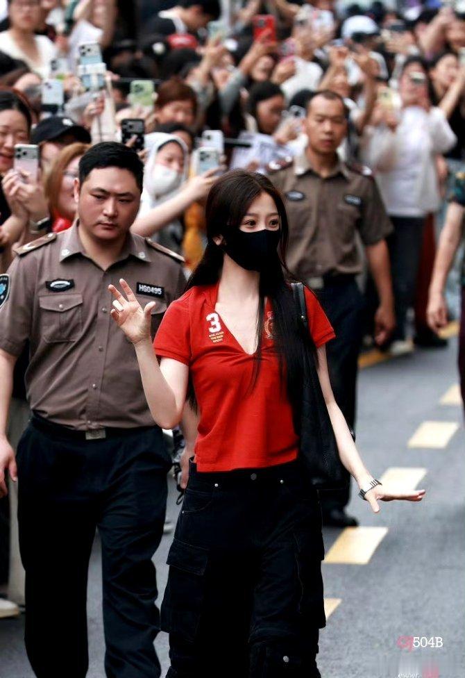 虞书欣侯明昊念相思开机路透被虞书欣上班人气吓晕被虞书欣《念相思》上班人气吓晕..