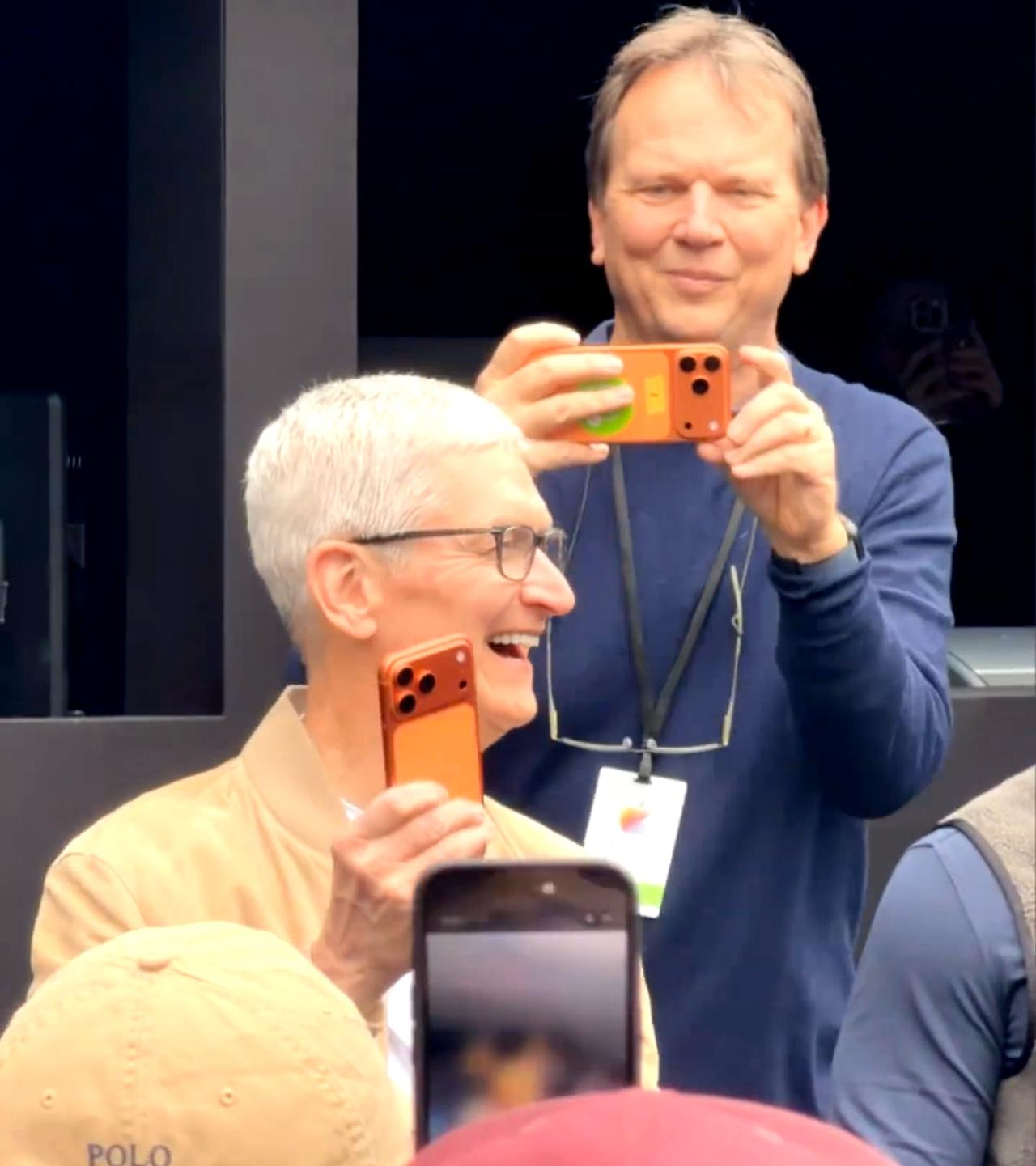 库克：看，这是我的新手机！

看出来库克今天看50周年演出心情很好哈哈哈，多次朝