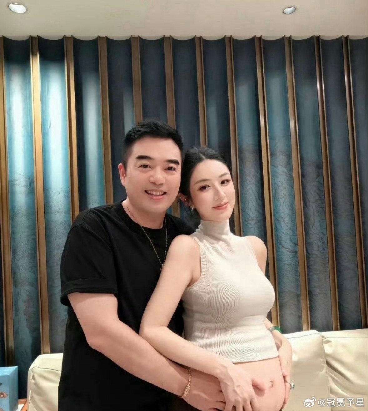 41岁的薇娅分享了二胎照，照片中夫妻二人尽显恩爱。 