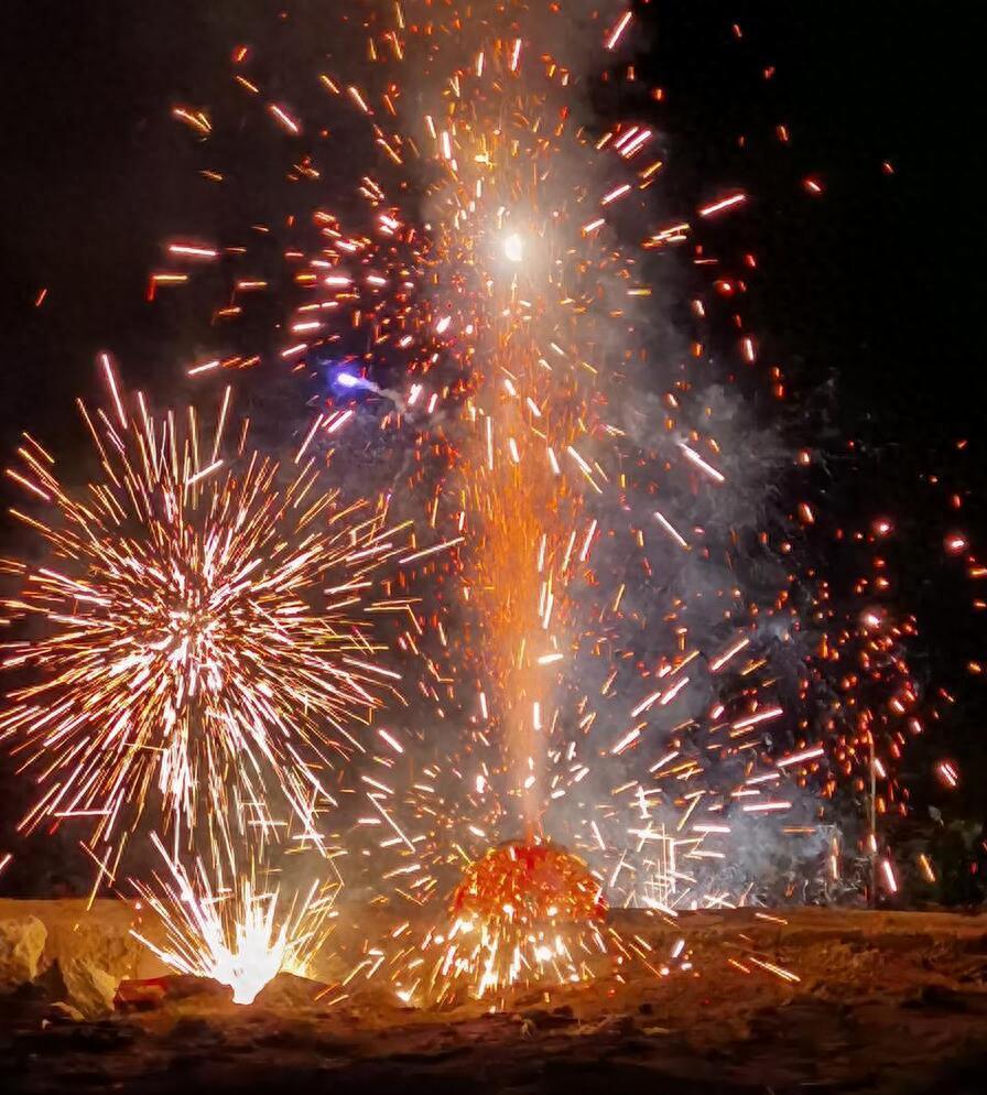 城市核心区、文物保护区、易燃易爆区域严格禁放；

郊区、农村等开阔地带允许在规定