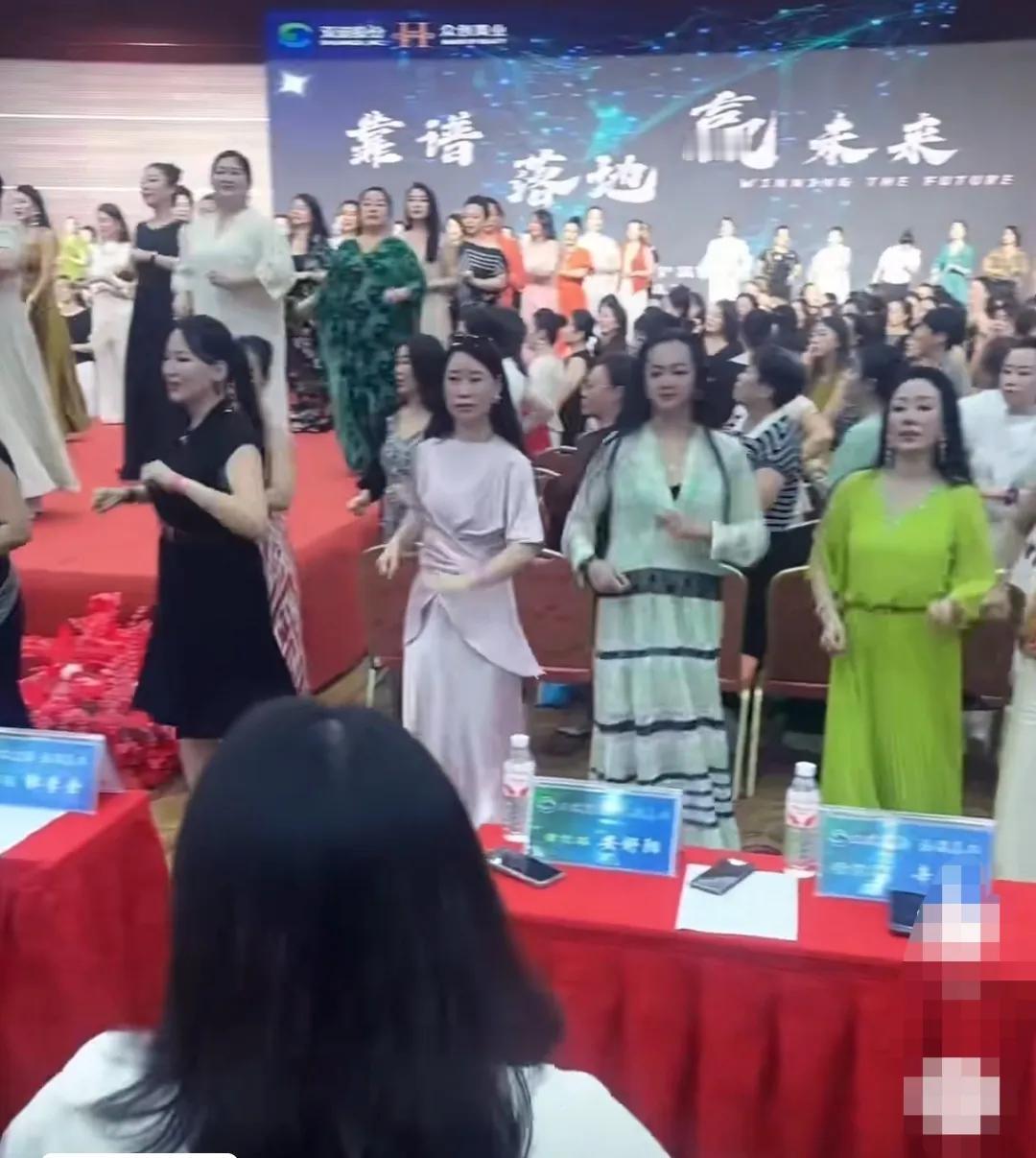 参加这样的微商会议，要注意什么？
每个代理商穿着雍容华贵，精英大气，一派大女强人