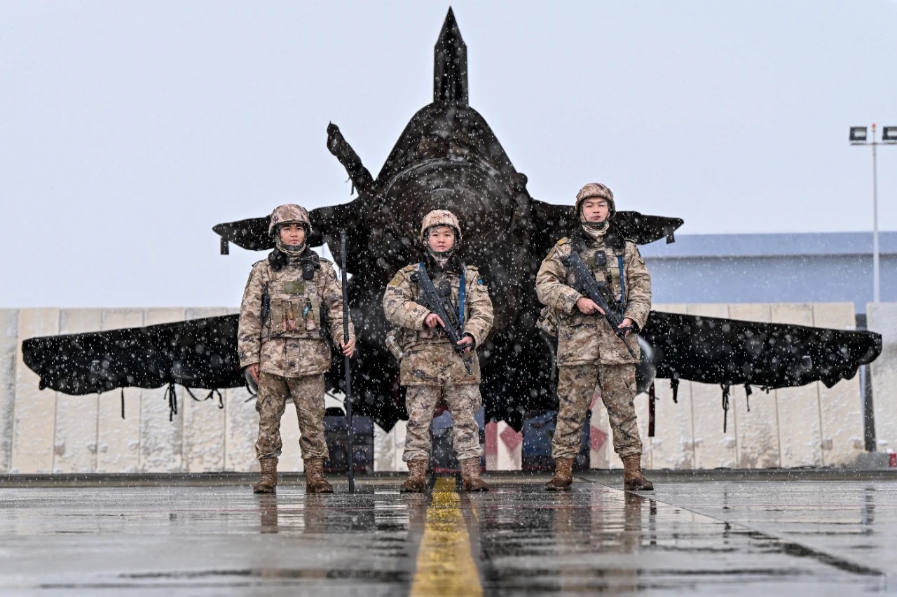 节日在战位丨南部猛龙滇南高原，空军警卫兵守护歼-10C，披上防水布的“猛龙”蛮有