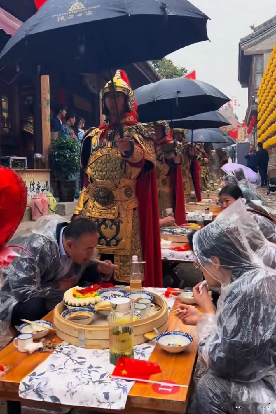 感觉不吃要被杀头的感觉，这顿饭不吃也罢，说不出来的心酸，吃完好上路！
这种金色盔