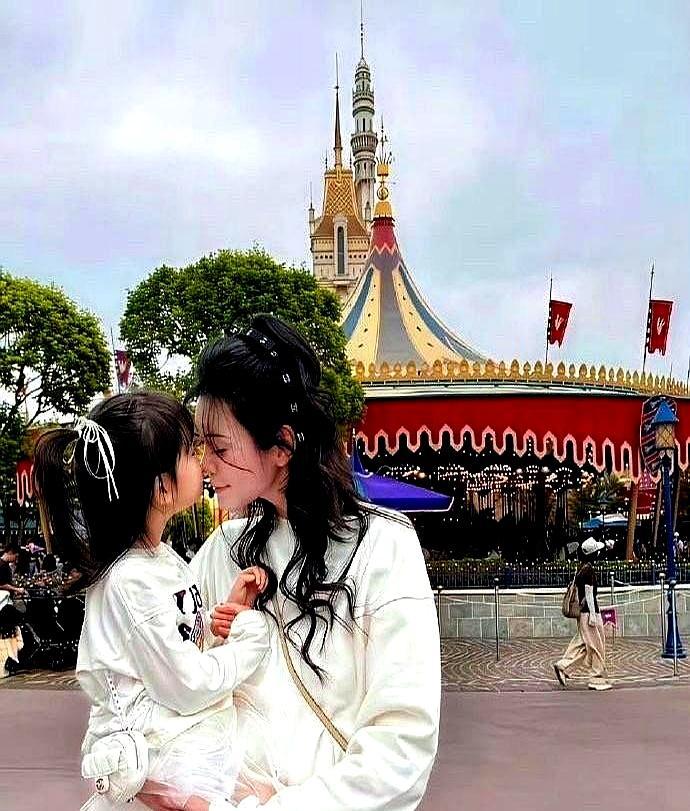 你以为奚梦瑶靠生子赚了上亿豪门奖励？
 
赌王2011年就分完了所有核心家产，根