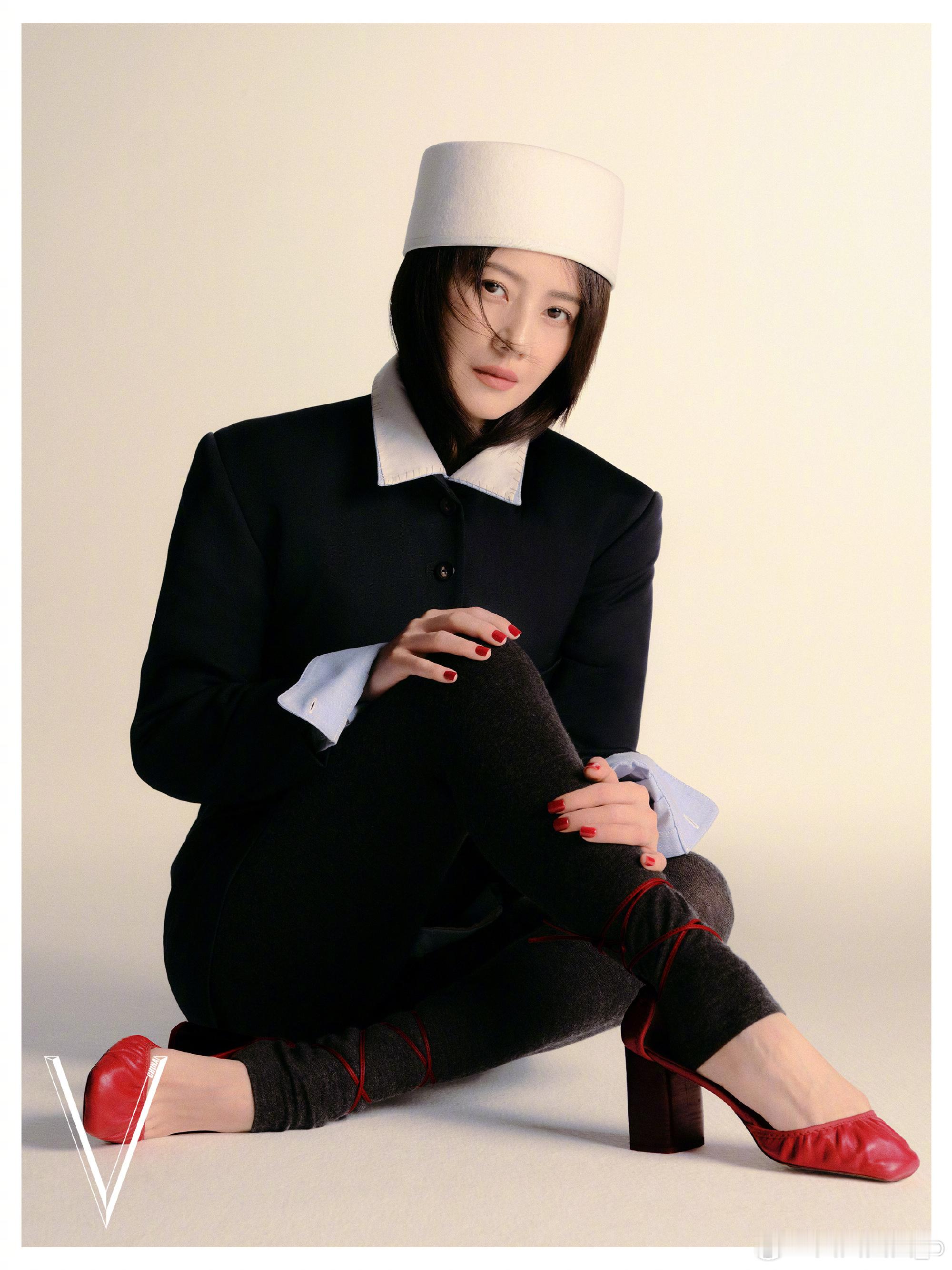 高圆圆美的好高级，美的好权威这张脸有种淡妆浓抹总相宜的美 复杂服装配清淡妆容，口