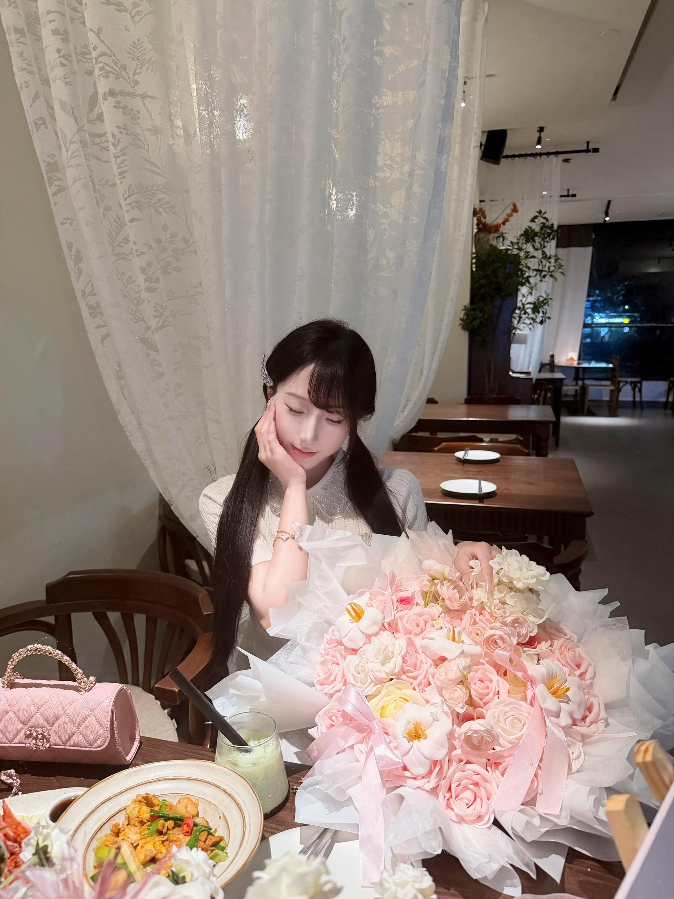 小小姐 你以前是个仪式感狂热爱好者 打扮漂亮的日子总要吃一顿漂亮饭 在...