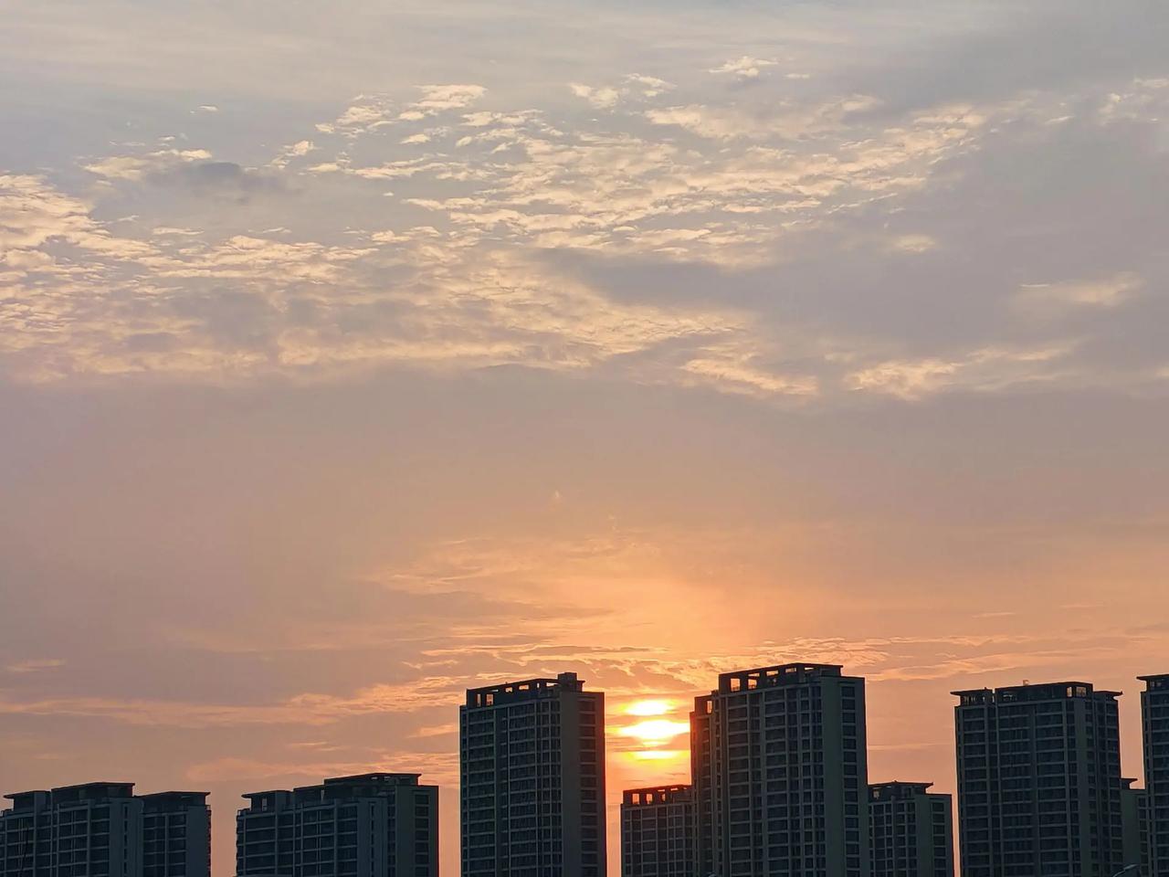 天空中的你是否知晓一切。晚霞点燃城市天际线