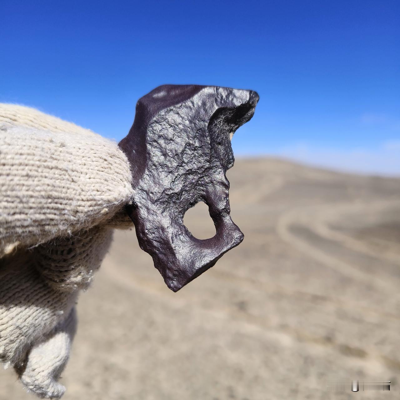 青海茫崖陨石
属于石铁类型
陨落时间距今4000~6000年
造型奇特，陨石中的