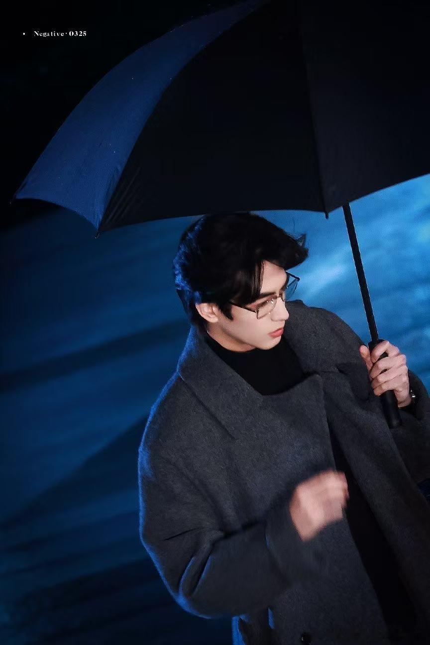 宋威龙骄阳似我名场面宋威龙的这个五官立体的就像雕刻出来的一样呀！雨天打伞的这个场