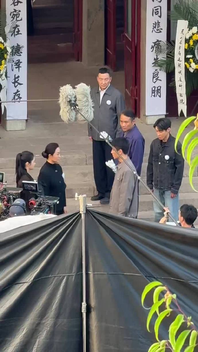陈晓戏比天大看完片场路透彻底折服于陈晓的敬业，耳光落下后脸颊迅速泛红，他丝毫没有
