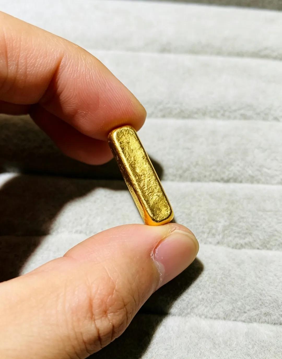 天天喂养的流浪小橘昨天叼了一块金属给我，看着有点像黄金！