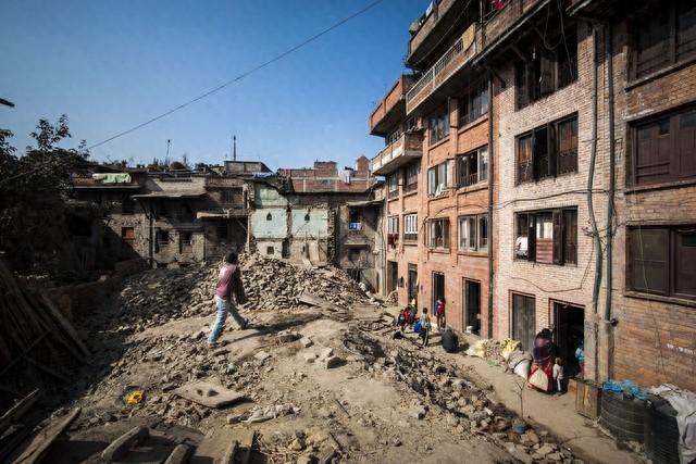 地震来了住几楼更安全？别再信“高楼先塌”，真相跟你想的完全不一样！

地震一来，